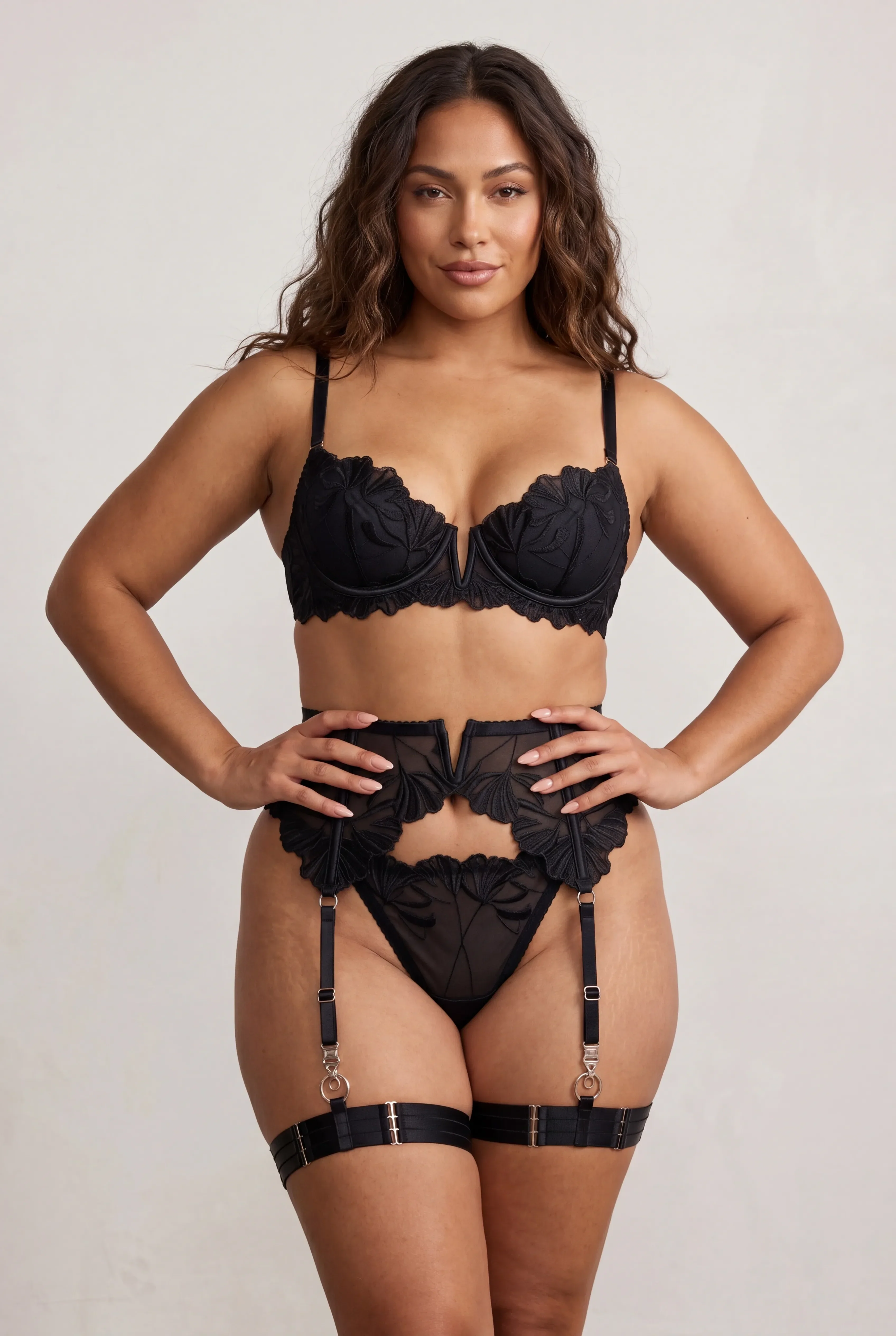 Ensemble lingerie pour femme quatre pièces avec tours de cuisse et gants - FLAME Noir - Image 3